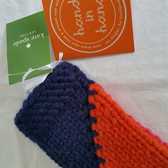 Kate Spade hand knit cellphone case "hand in hand" - Picture 5 of 13